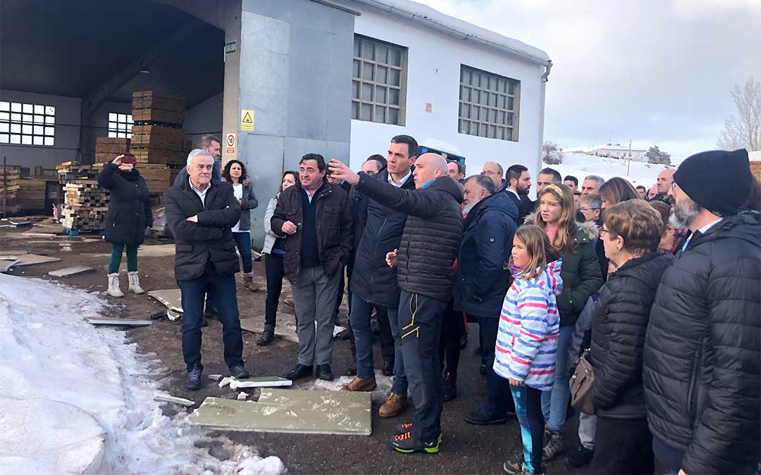 Pedro Sánchez escuchando en Cantavieja las explicaciones de Gerardo Oliver, cuya serrería se vino abajo en enero./ L. Castel