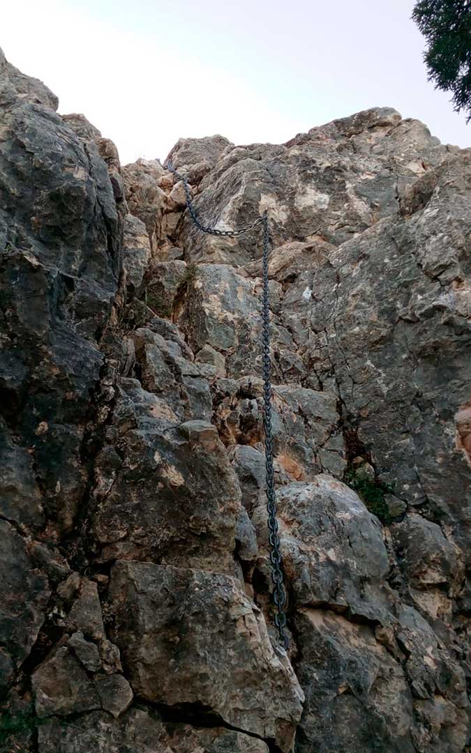 Cadena para el ascenso/ descenso de 15 metros a La Caixa./ L.C.