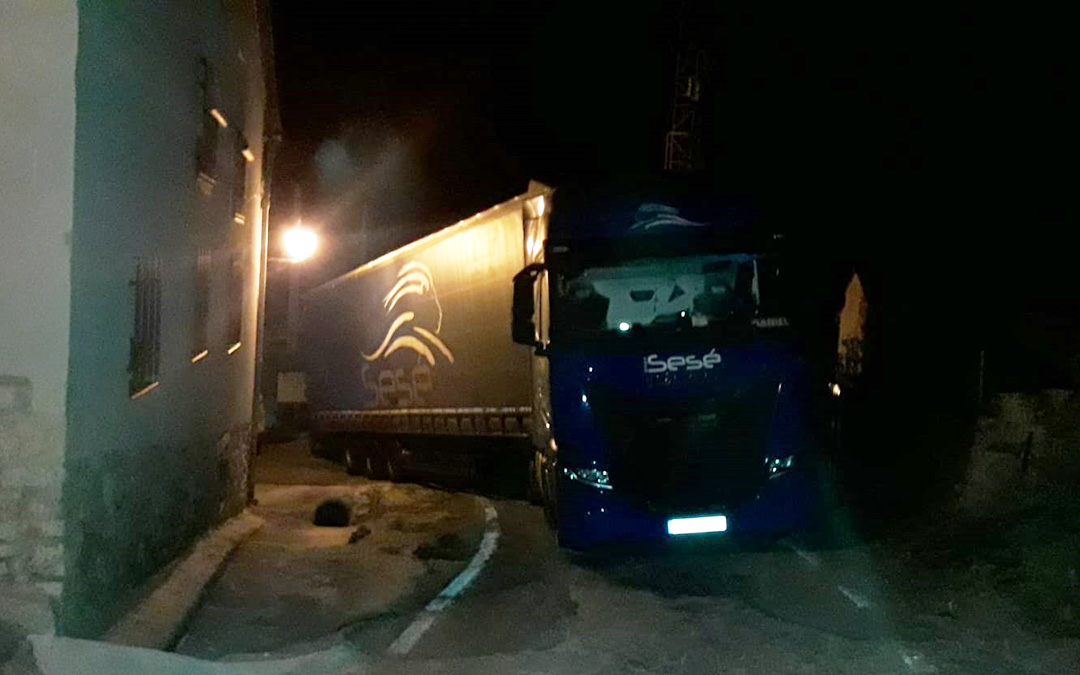 Uno de los camiones que ha quedado atascado en la noche de este jueves en Montoro de Mezquita./ Carmen Olague