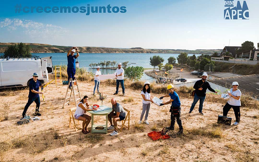 Uno de los carteles de la campaña de APEC, 'Crecemos juntos'. Imagen: Cesáreo Larrosa