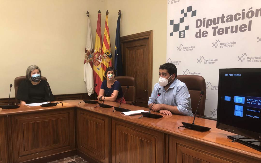 El diputado delegado de Turismo de la DPT, Diego Piñeiro, y la profesora del Ciclo Formativo de Mediación Comunicativa, Guadalupe Caulín, junto a una de las alumnas del curso en la presentación del spot./LA COMARCA