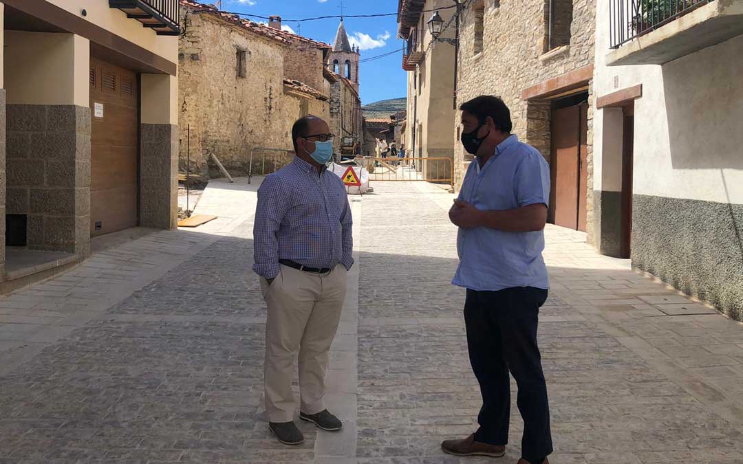 Alberto Izquierdo, vicepresidente de la DPT junto al alcalde de Cantavieja, Ricardo Altabás./ DPT