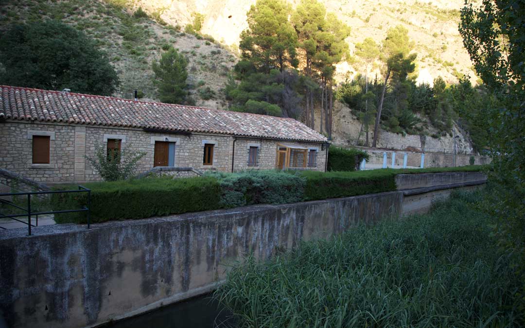 La casa se sitúa en uno de los enclaves más bonitos de Oliete, el Embalse de Cueva de Foradada