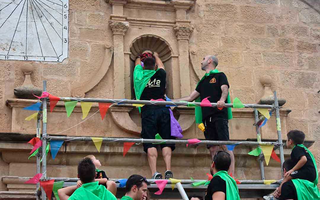 Puesta del pañuelo a San Roque en 2018./ L.C.
