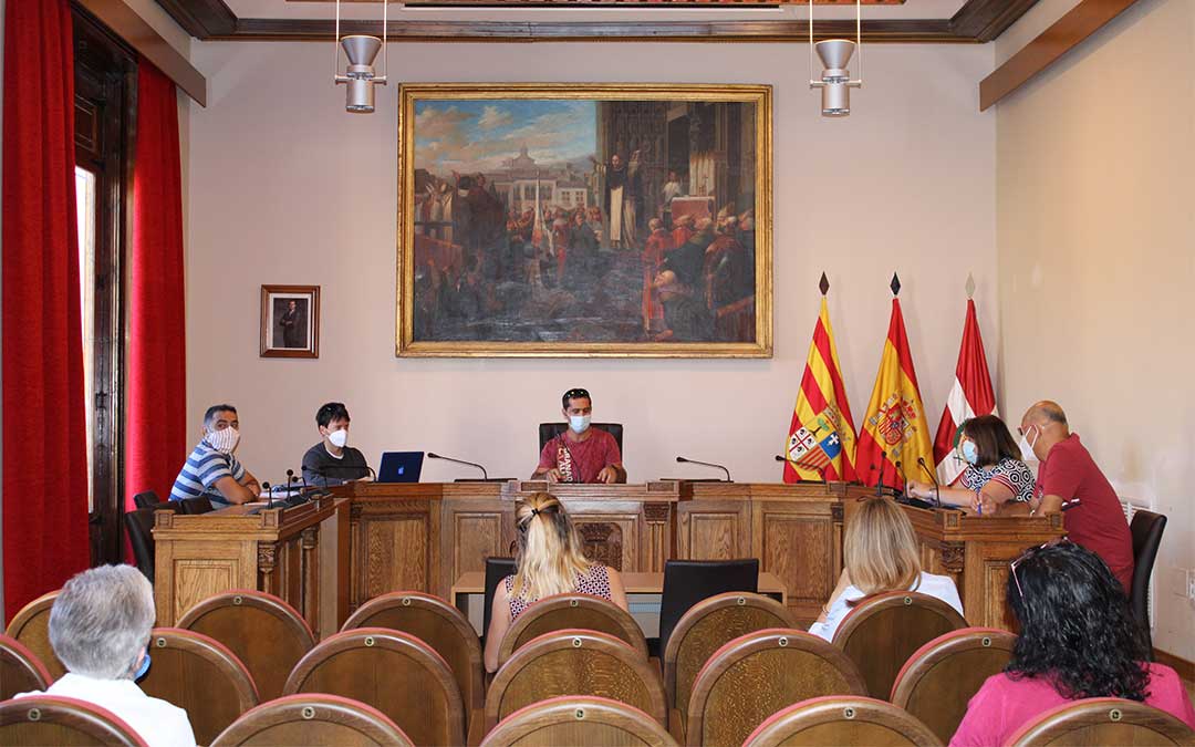 El concejal de educación de Caspe, Gabriel Luena, se reúne con los directores de los centros educativos de la localidad y con el AMPA./ Pilar Sariñena