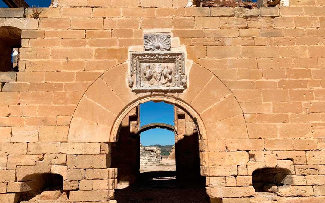 Escudo de los 'Pérez Almazán en su nuevo emplazamiento. Imagen: Ayuntamiento de Maella.