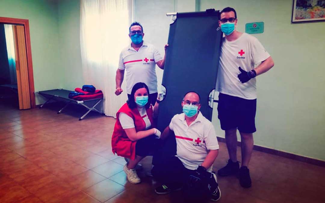 Equipo de Cruz Roja de Zaragoza durante la instalación del centro limpio.