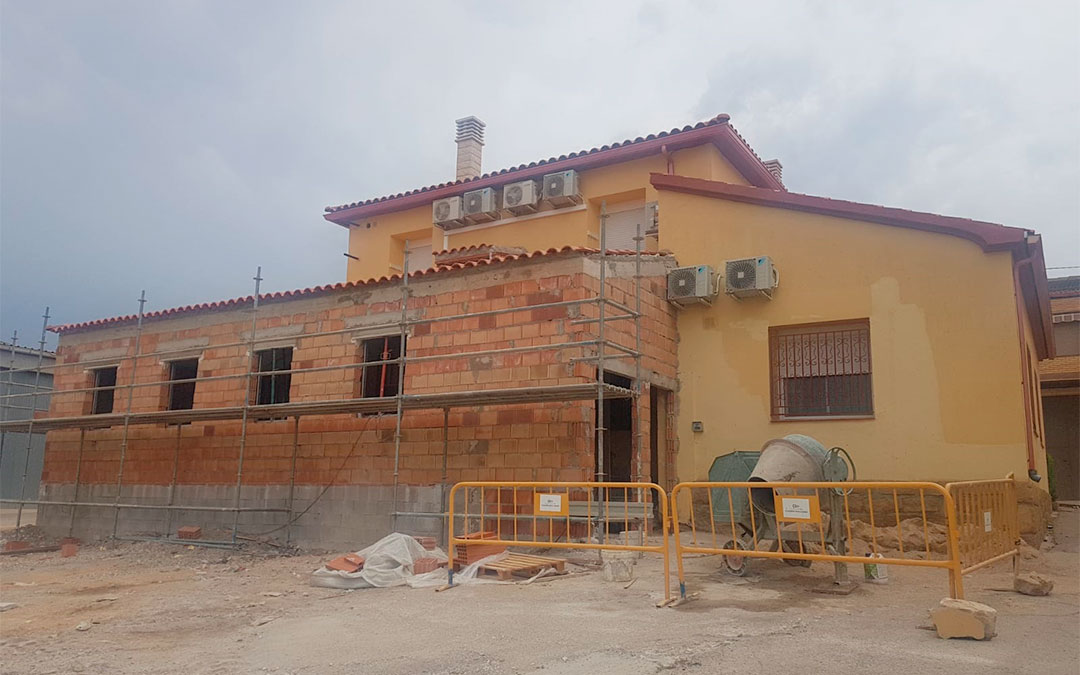 Las obras del nuevo espacio que se habilitará para albergar la guardería municipal, situadas detrás del ambulatorio./ Pilar Sariñena