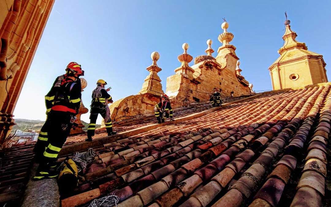 Para garantizar la seguridad, dado que los trabajos se desarrollaban a gran altura, se instaló un sistema de anclajes y líneas de vida / Bomberos de la DPT