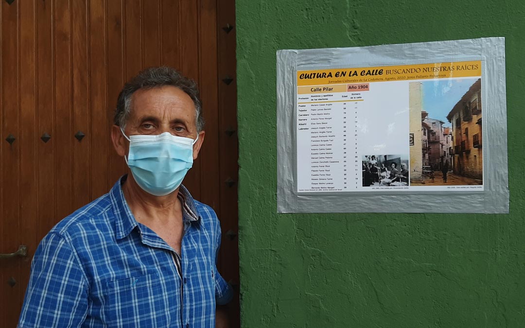 Jesús Pallarés junto a uno de los paneles que forman la exposición 'Cultura en la calle'./L.C.