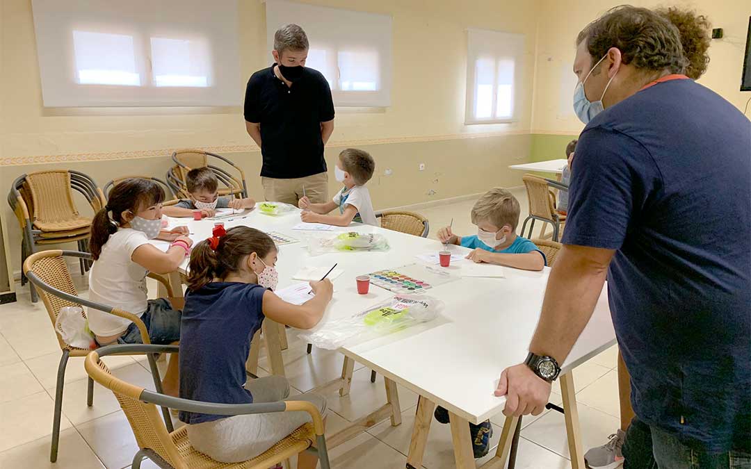 El alcalde de Alcañiz, Ignacio Urquizu, junto con el técnico de infancia y juventud, visitan la colonia infantil de verano de Valmuel./ Ayto. de Alcañiz