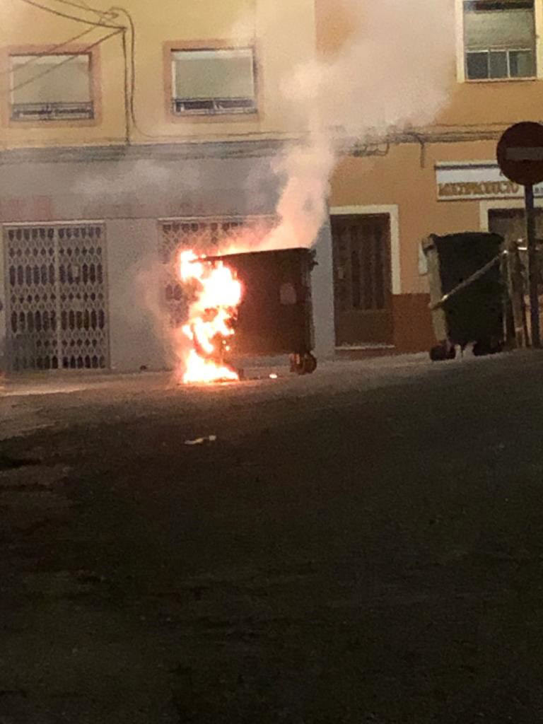 Contenedor de basura en llamas tras un acto de vandalismo./LA COMARCA