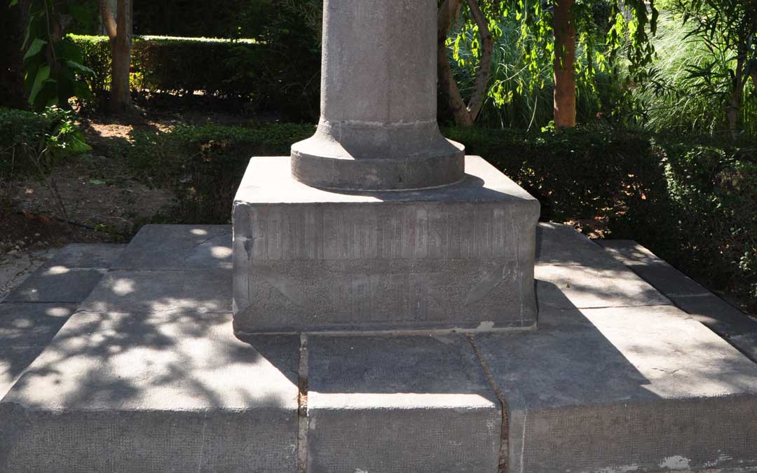 La base de la columna recoge la inscripción "Monumento a los Caídos. Cretas"./ L.C.