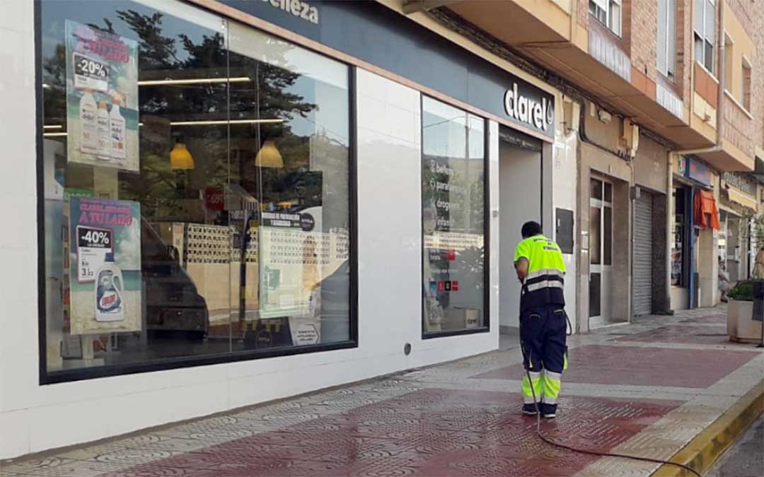 Un operario desinfecta la vía pública en Utrillas frente a un comercio de la localidad./ Ayto. Utrillas