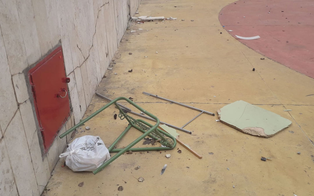 Silla destrozada en un acto de vandalismo en el anfiteatro de Utrillas./LA COMARCA