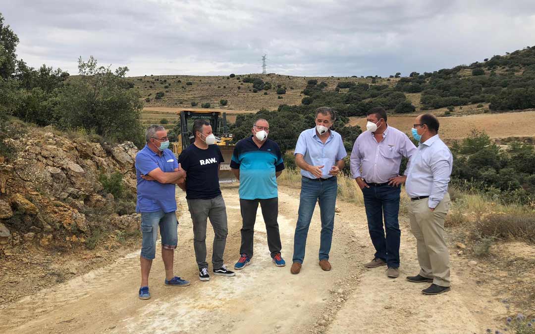 De derecha a izquierda, Alberto Izquierdo, José Sancho, Joaquín Moreno, y representantes municipales de Utrillas y Las Parras de Martín AUDIO de Alberto Izquierdo, vicepresidente de la Diputación de Teruel./LA COMARCA