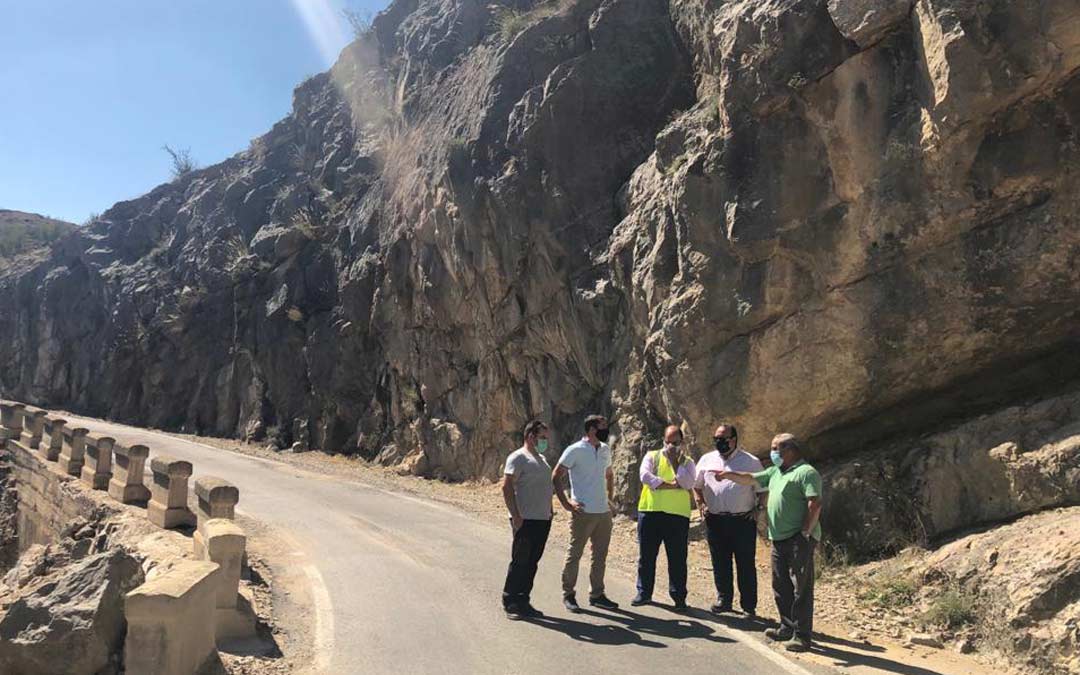 Alberto Izquierdo, vicepresidente de la DPT, junto a los alcaldes de Villarroya y Miravete y ganaderos de la zona este mes de agosto./LA COMARCA