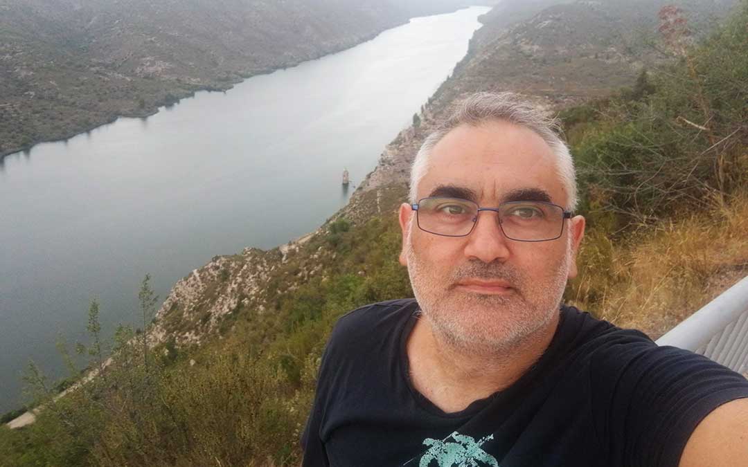 Eloy Ureña junto al embalse de Ribarroja, en su pueblo natal, Fayón./ COAG