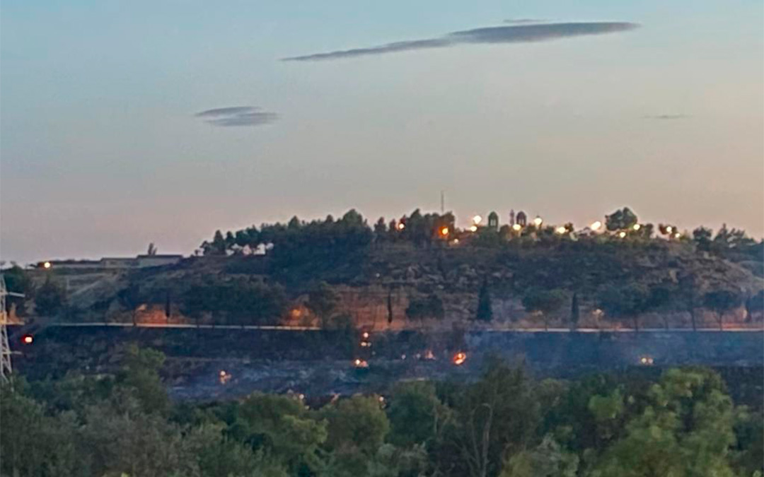 Incendio forestal originado en las proximidades de Escatrón./ Se ha utilizado un helicóptero y cuatro motobombas para extinguir las llamas en Escatrón./ Fotos de vecinos de la localidad