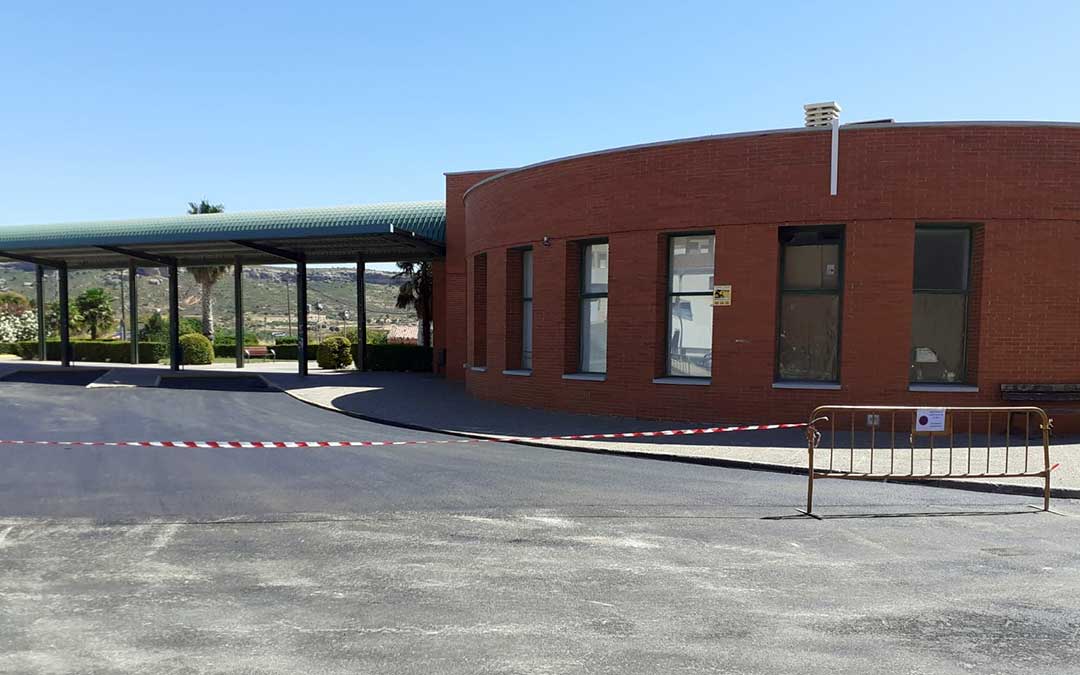 El exterior de la estación de autobuses de Andorra vallado tras las mejoras en el pavimento./ Ayto. de Andorra