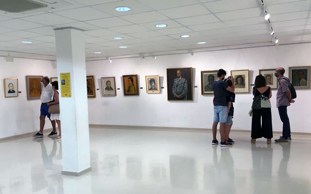 Apertura de la exposición de Antonio María Almazán en la Casa de la Cultura de Mas de las Matas./ Grupo de Estudios Masinos