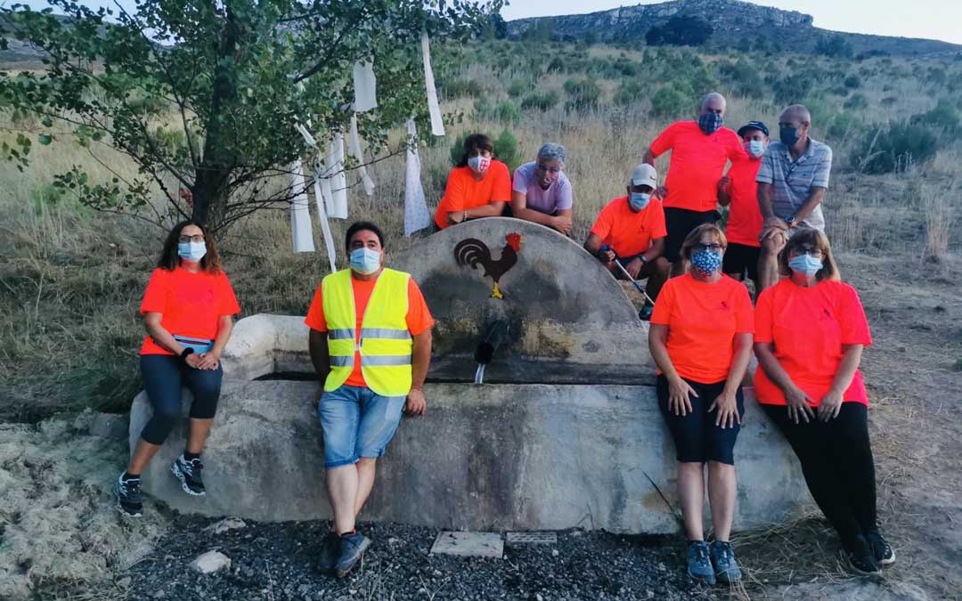 Los gargallinos visitaron una de las fuentes que tiene pintado el símbolo de la localidad./A.C. Las Calderas