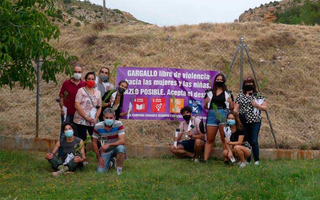 Grupo de vecinos de Gargallo que plantaron sus árboles en repulsa a la Violencia de Género./Ayto. de Gargallo