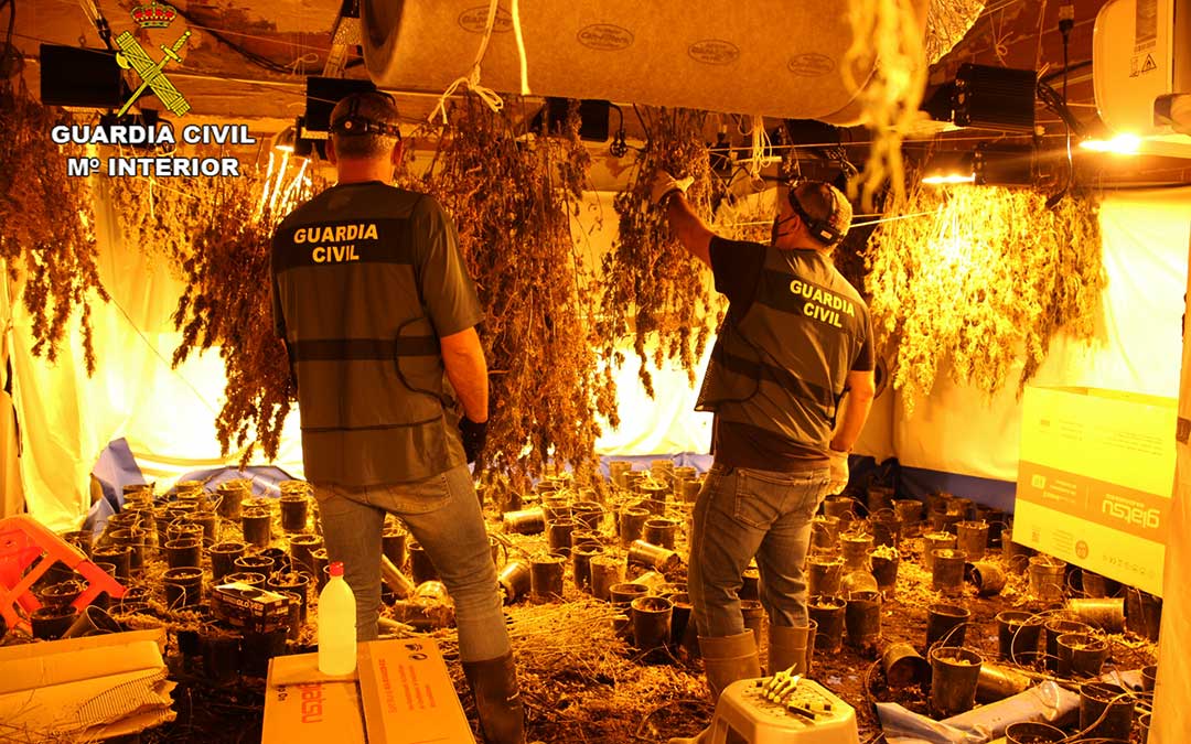 Agentes de Guardia Civil en la vivienda. Imagen: Guardia Civil de Teruel.