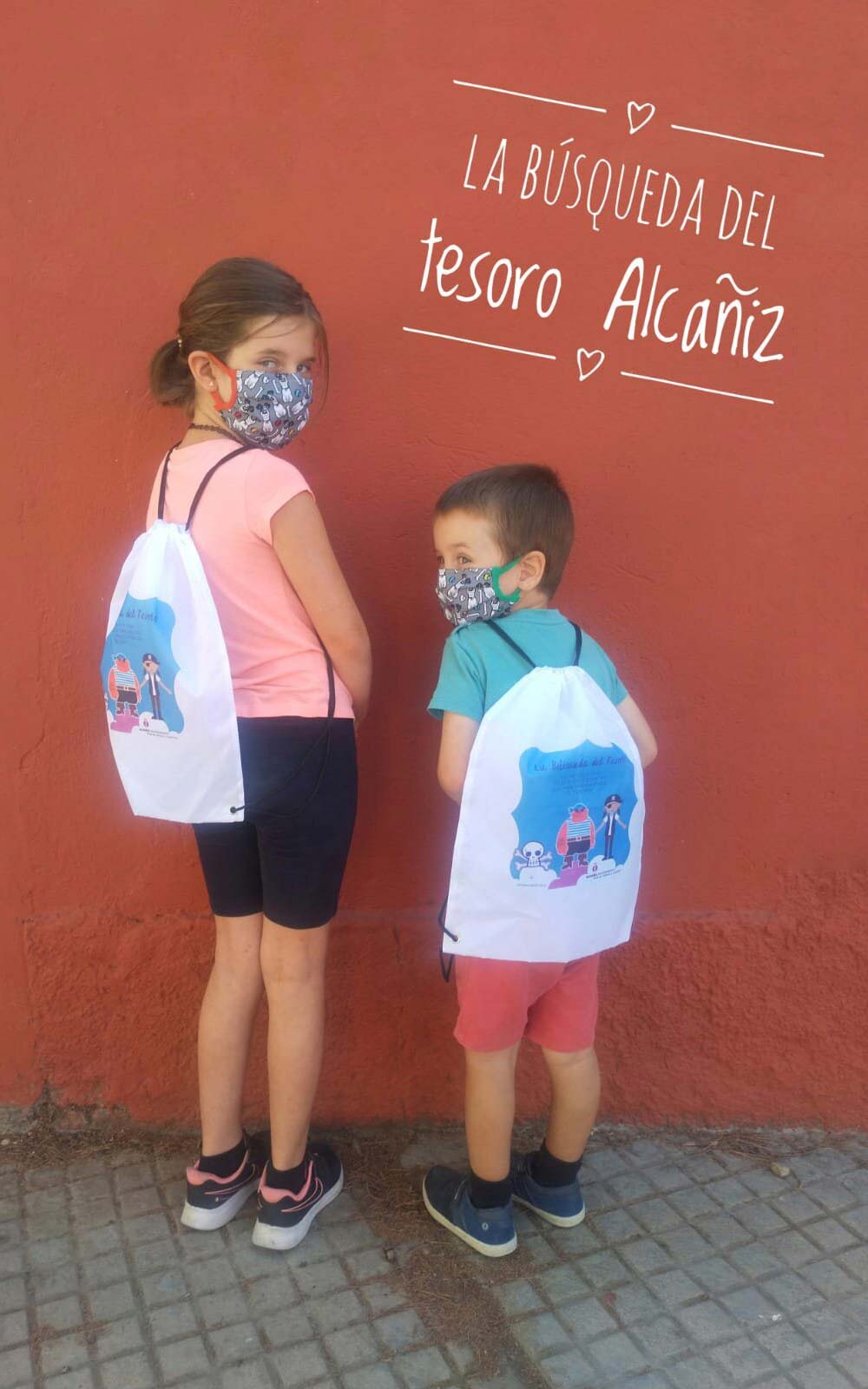 Dos de los participantes en 'La búsqueda del tesoro' con su botín./L.C.