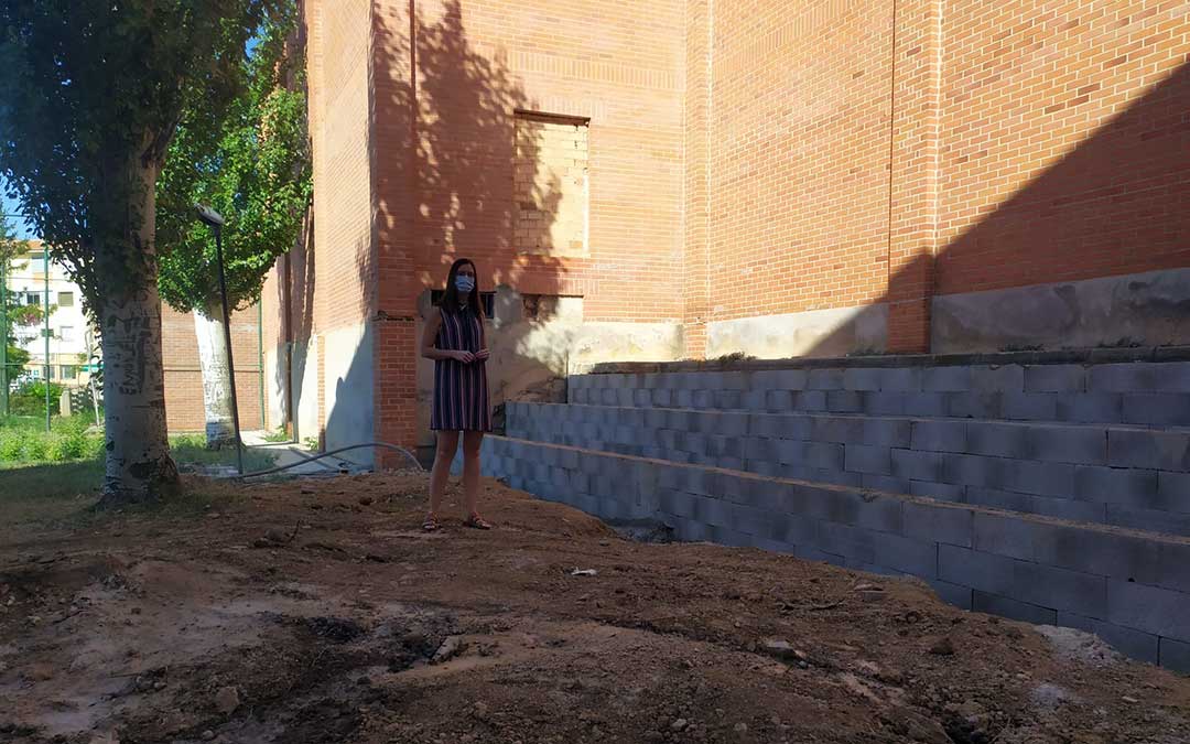La directora del centro, Noelia Carrasco, en el aula al aire libre de Utrillas, aún en construcción./ N.C.