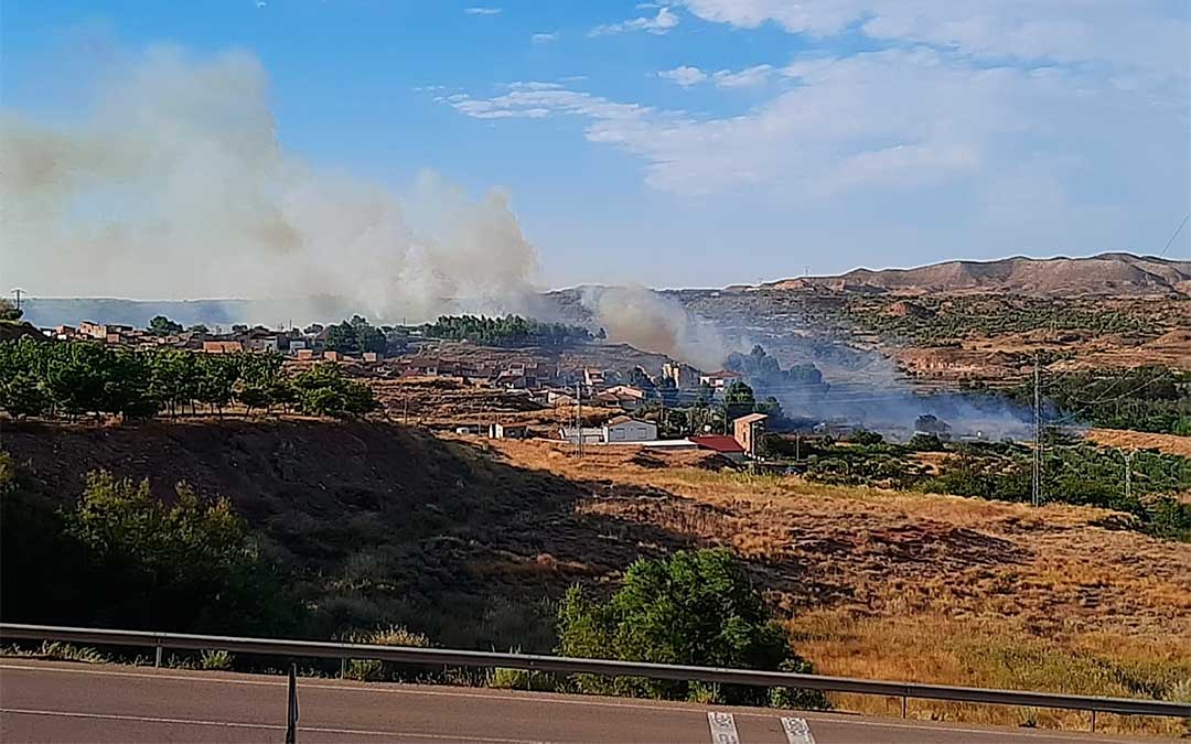 Las llamas se han acercado al casco urbano de Escatrón y ha sido necesario desalojar ocho viviendas./ Se ha utilizado un helicóptero y cuatro motobombas para extinguir las llamas en Escatrón./ Fotos de vecinos de la localidad