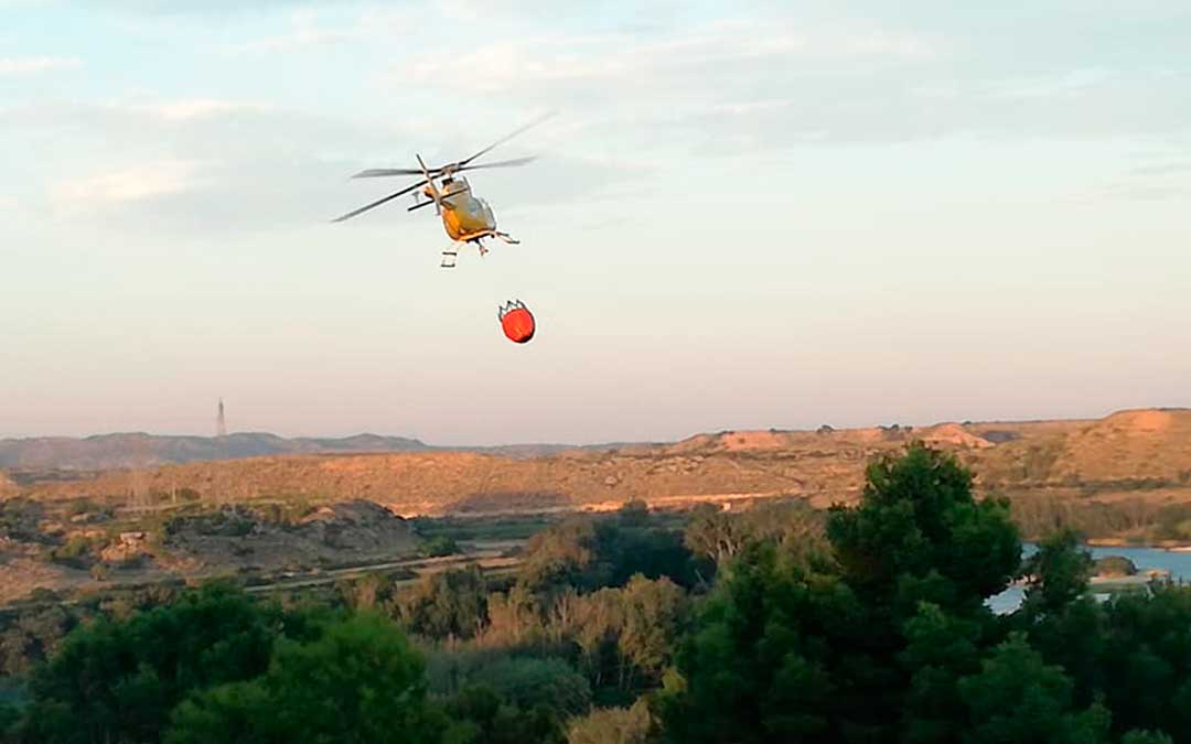Helicóptero del 112 extinguiendo el incendio. Imagen: Gema Pina.