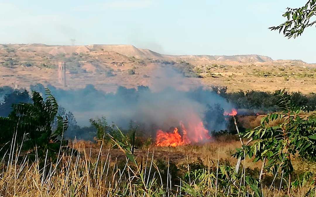 Fotografía de las llamas en las afueras de Escatrón. Imagen: Gema Pina.