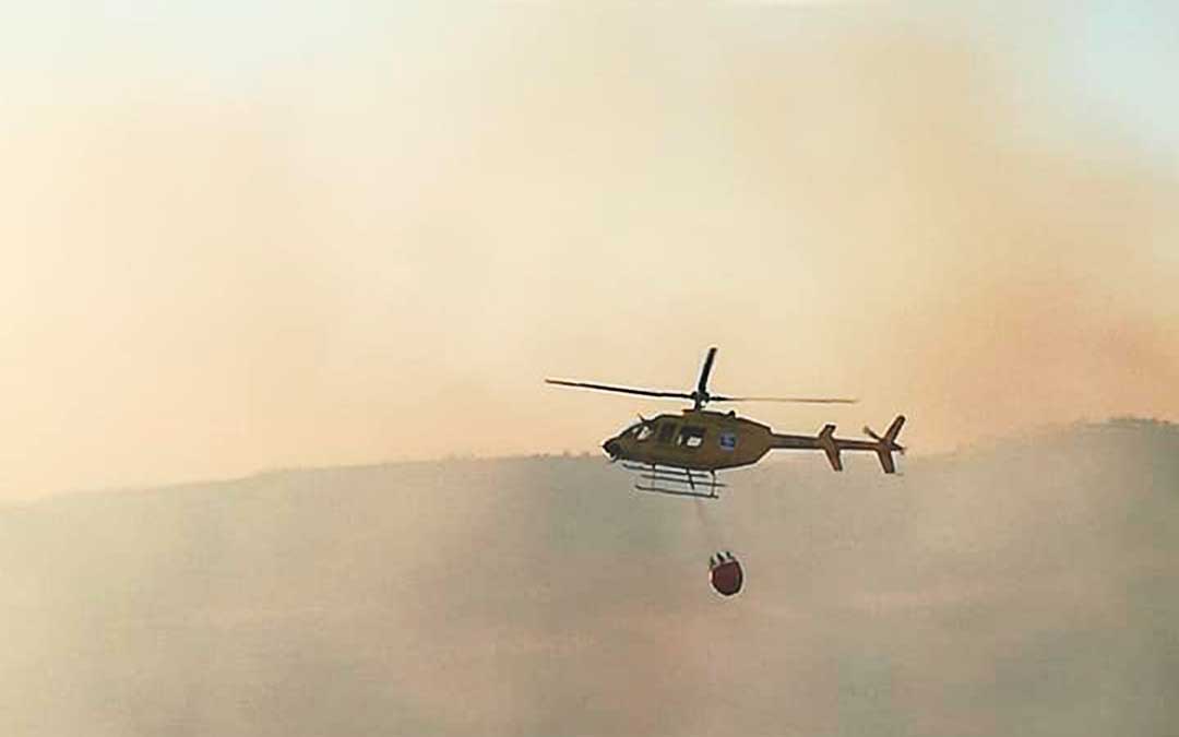 Helicóptero del 112 durante las tareas de extinción. Imagen: Gema Pina.