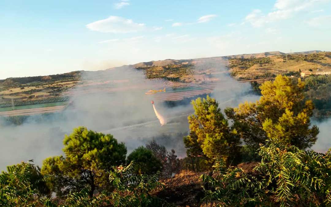 Helicóptero del 112 durante las tareas de extinción. Imagen: Gema Pina.