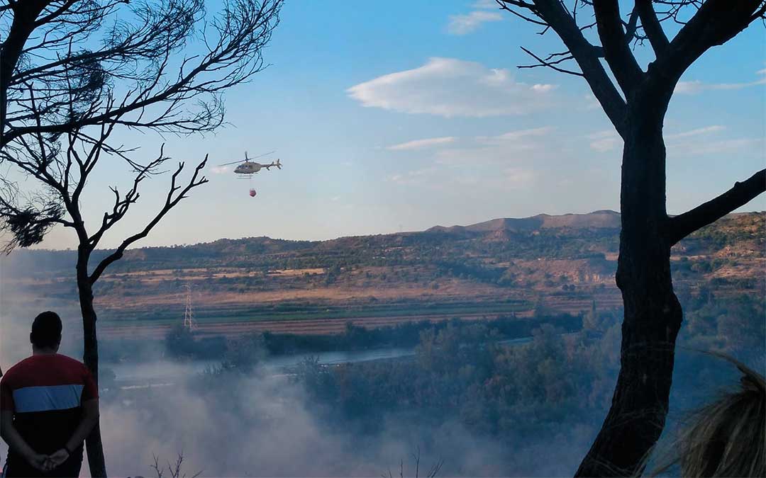 Se ha utilizado un helicóptero y cuatro motobombas para extinguir las llamas en Escatrón./ Fotos de vecinos de la localidad