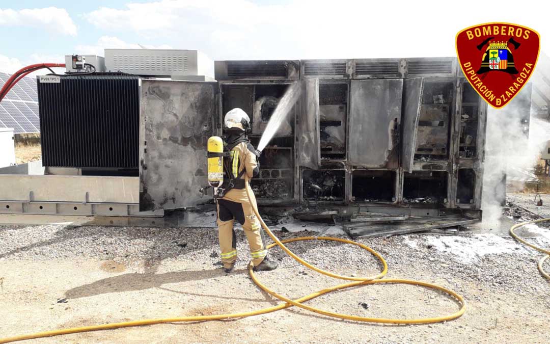 Bombero de la DPZ apagando el fuego en la planta fotovoltaica de Chiprana / Diputación de Zaragoza