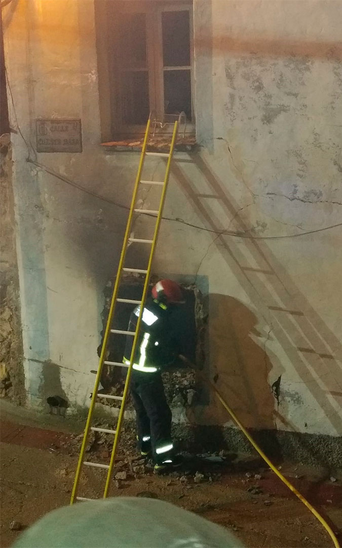 Incendio en una vivienda de Ariño./ Bomberos DPT