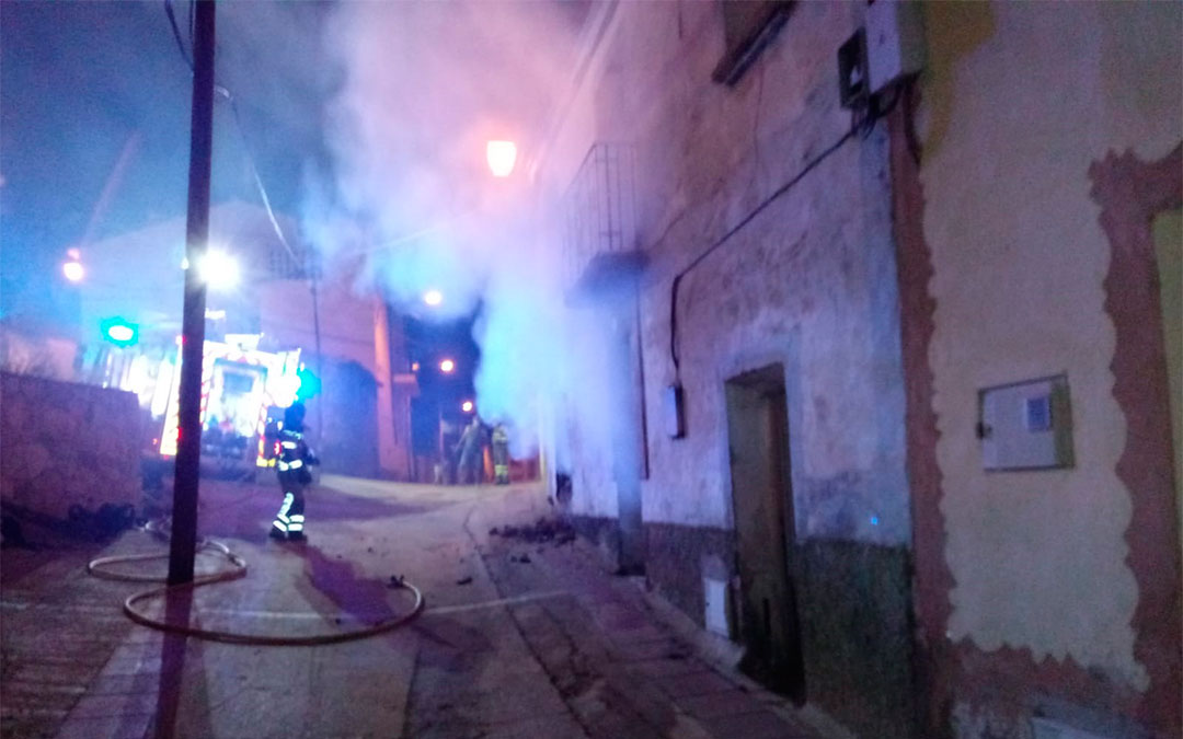 Trabajos de extinción en una casa de Ariño./ Bomberos DPT