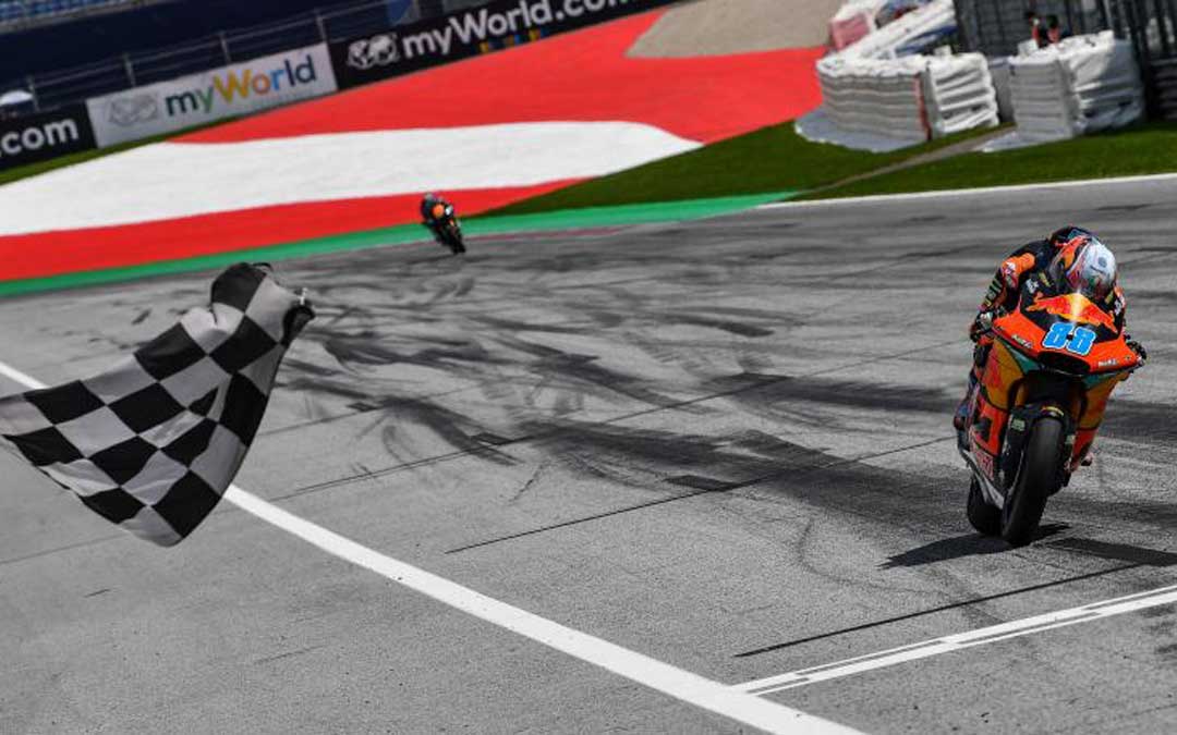 Jorge Martín con KTM pasando bajo la bandera a cuadros en la carrera de la pasada semana