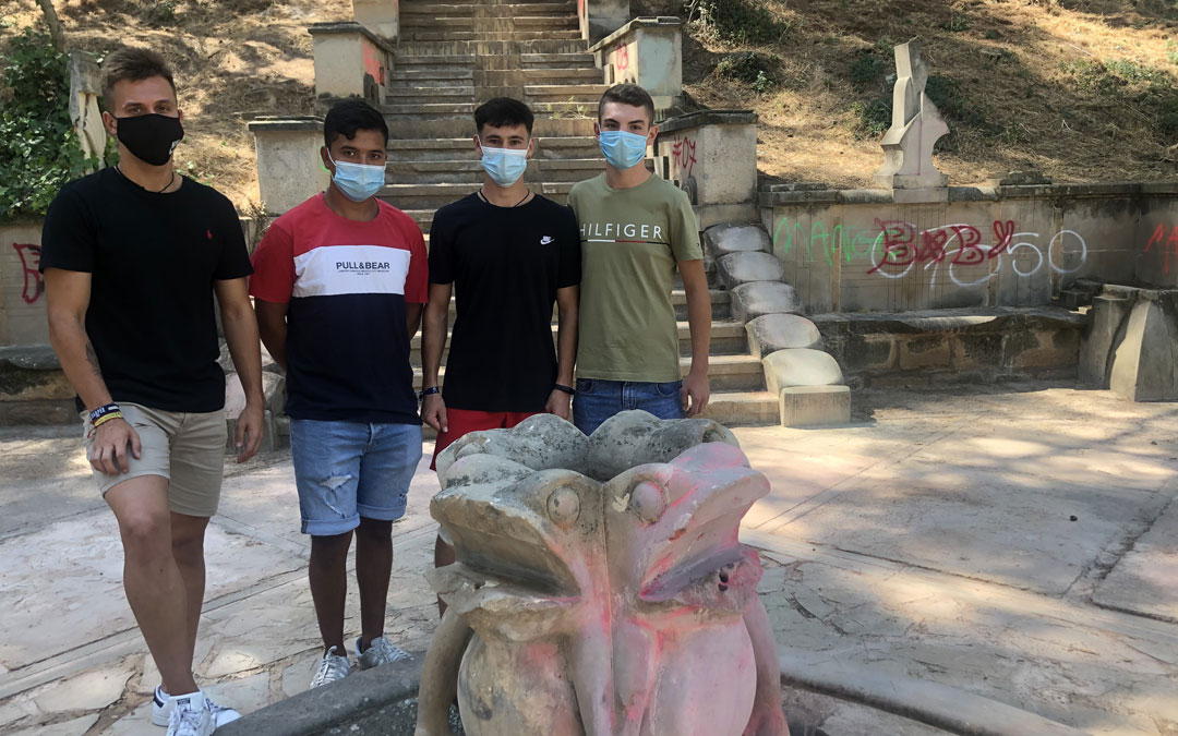 David Popescu, Juan Andrés González, Nacho Andreu y Bogdan Jatca son los jóvenes que han limpiado el entorno de las Ranetas / L. Castel