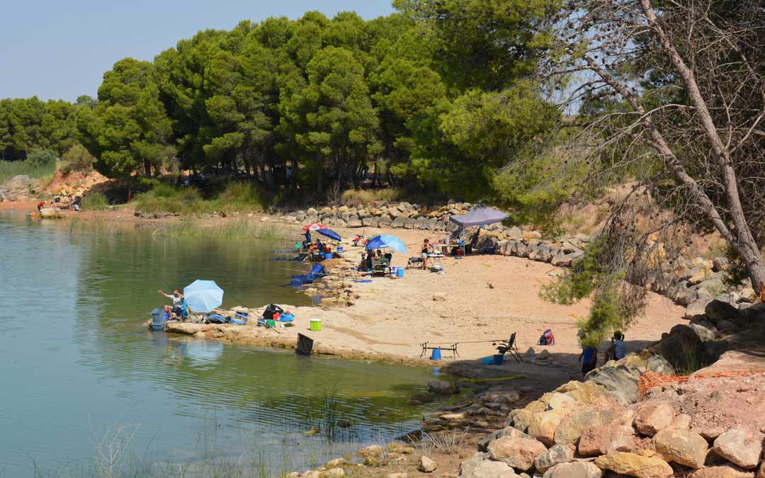 La Estanca de Alcañiz este domingo durante el campeonato '24 horas de pesca'./I.M.