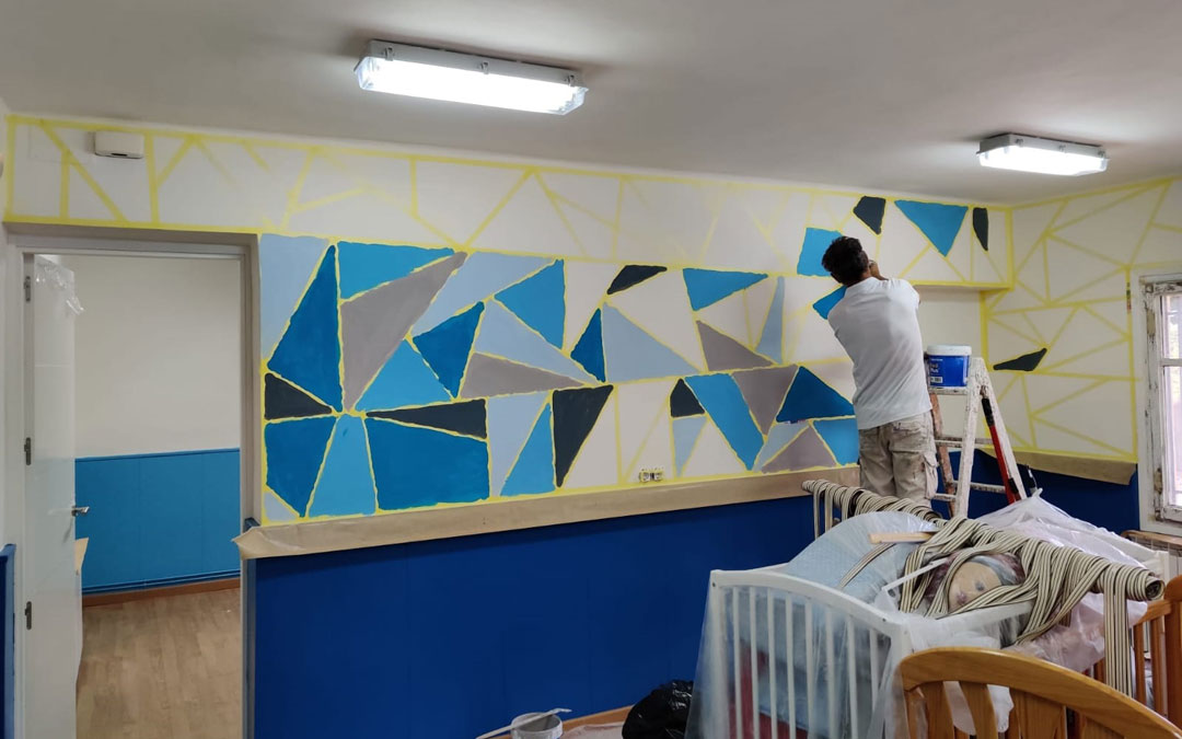 Preparativos del aula de la escuela infantil de La Fresneda que reabre tras dos años sin usuarios. / Frederic Fontanet-Ayto. La Fresneda
