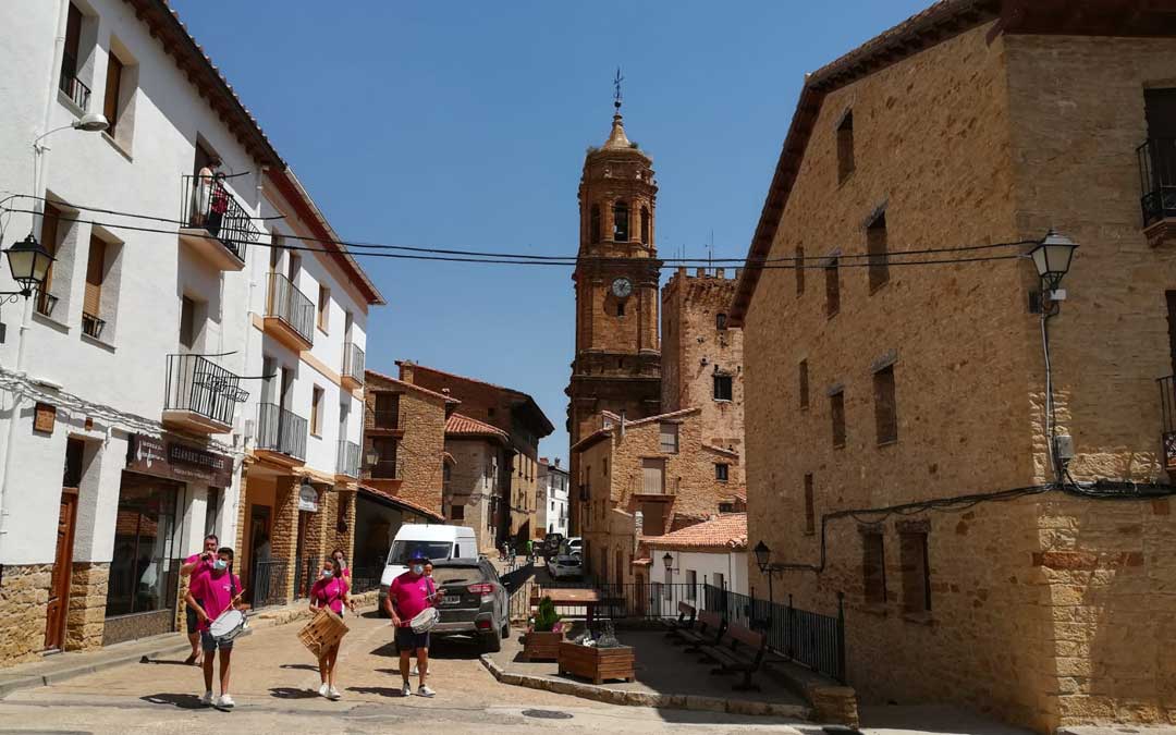 Pasacalles con seguridad en La Iglesuela del Cid el día de la festividad con el público asomado al balcón. / Facebook Ayto. La Iglesuela del Cid