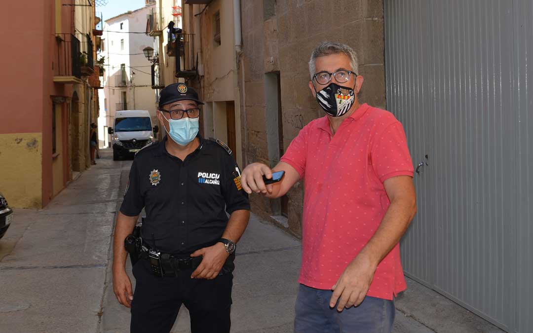 El jefe de la Policía Local, Pedro Obón; y el concejal de Seguridad, Kiko Lahoz / Ayto. Alcañiz