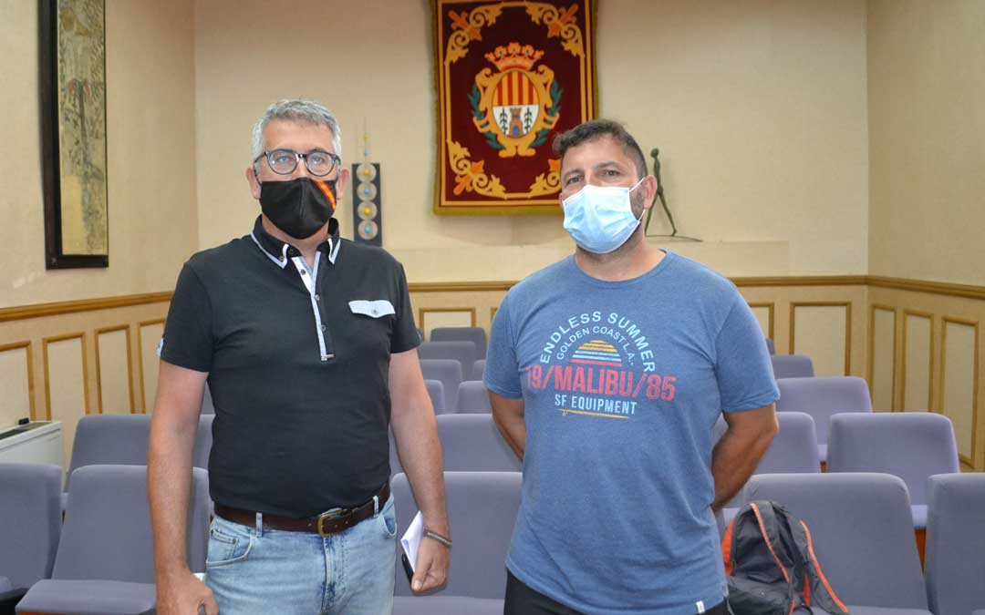 Kiko Lahoz, concejal de deportes junto al presidente de la sociedad de pesca alcañizana, Alberto Quílez./ J.V.
