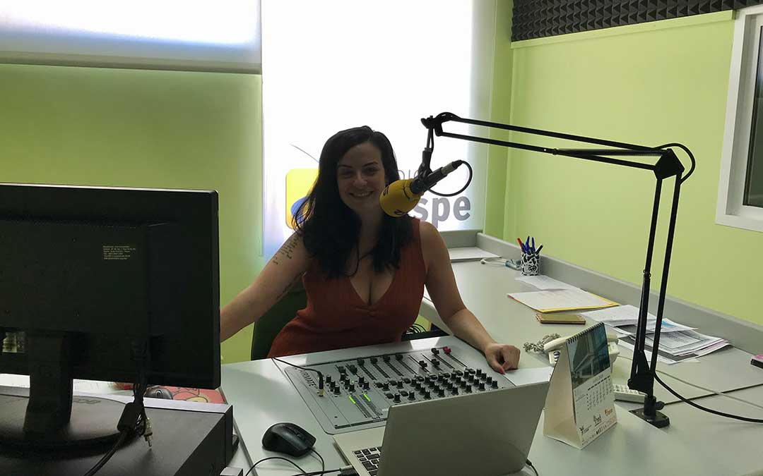 Laura Quílez presenta Hoy es tu día en Radio Caspe.