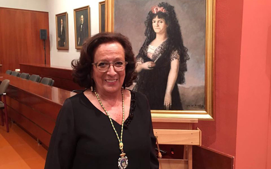 Con el ‘Retrato de la reina María Luisa de Parma’ en su acceso a la Real Academia de Nobles y Bellas Artes de San Luis. / Estudio Cañada