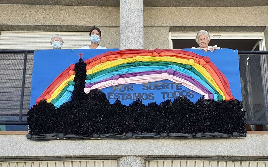 Las personas de la residencia de mayores han elaborado varias pancartas de ánimo para celebrar las patronales./ Ayto. Mas de las Matas