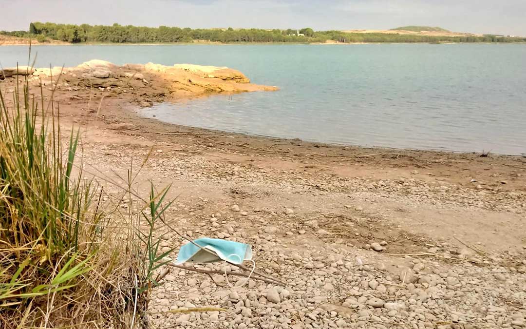 Una mascarilla tirada en el entorno de La Estanca./ AREN